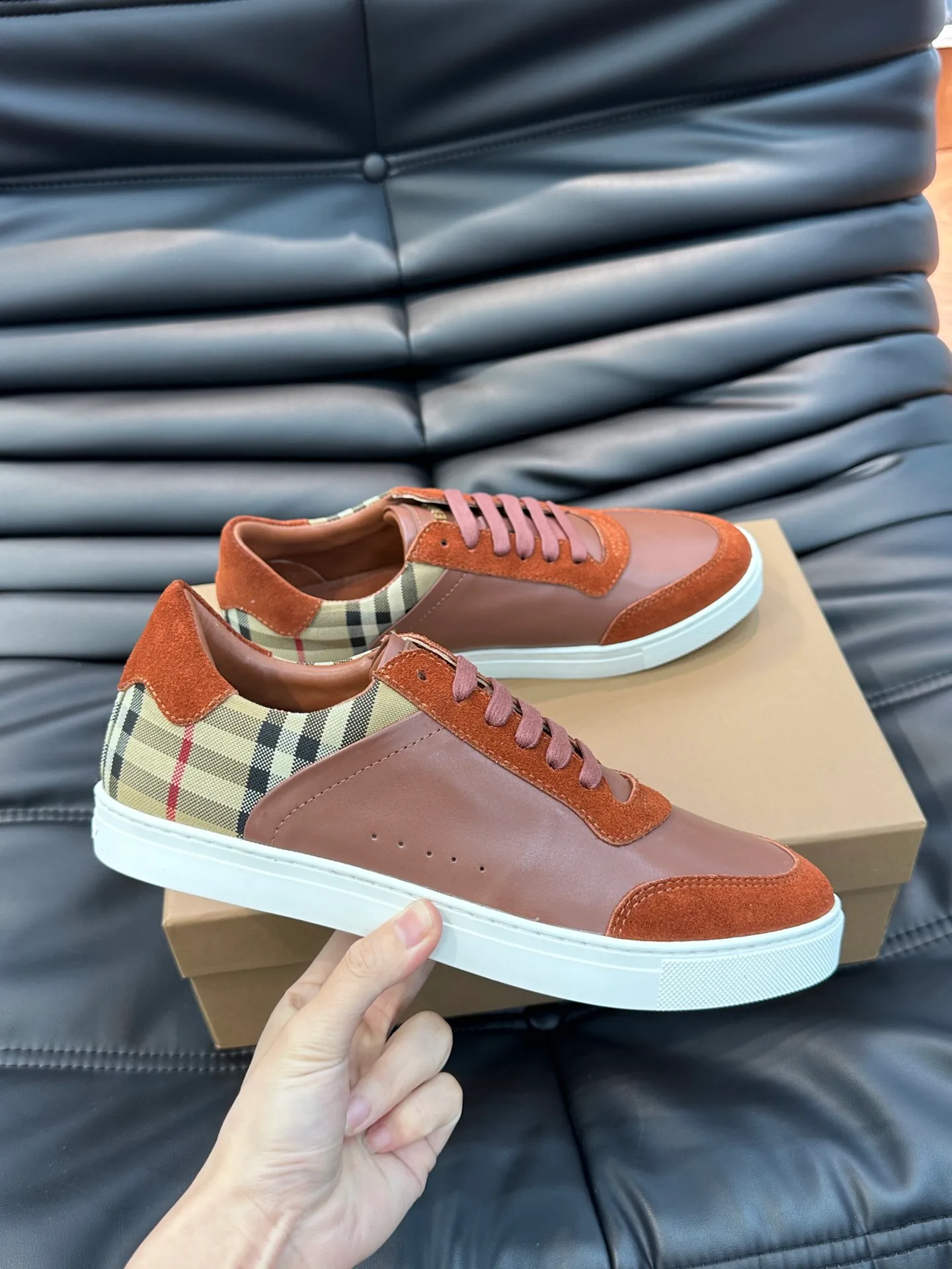 Men's shoes 💰p380 Men's classic low-top sneakers from "burberr*" are reinterpreted with Vintage retro plaid cotton and cowhide materials, and are decorated with a new brand logo. First-layer sheepskin lining, embossed Burberry lettering logo on the heel, T men's shoes 💰pU original outsole! Size: 38-44 (45 46 customized)